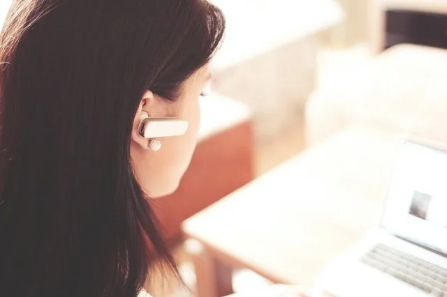 Donna con una auricolare nell'orecchio