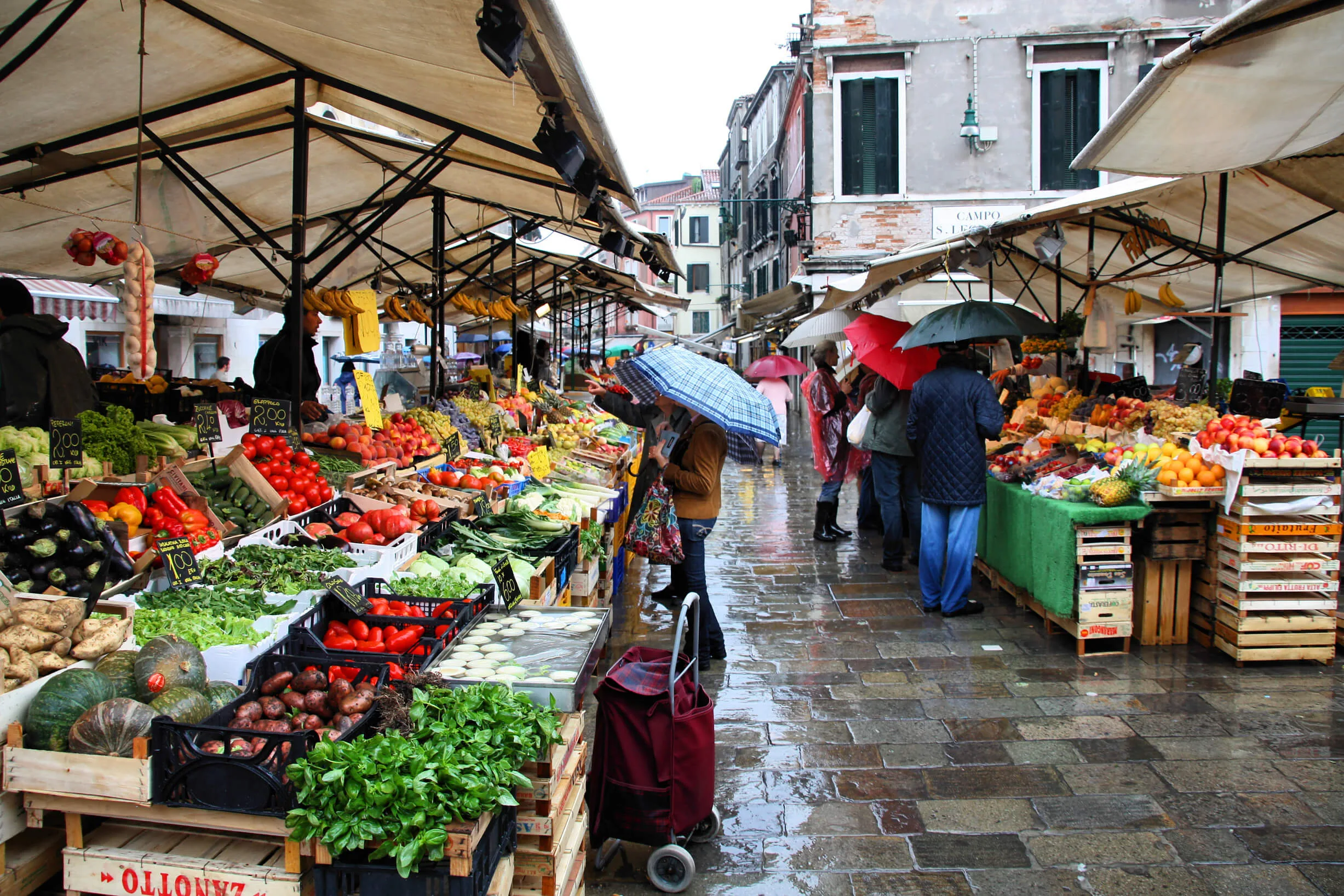 Mercato con bancarelle e persone